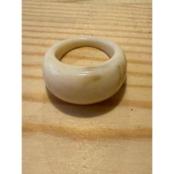 Vintage Off-White Resin Ring Unisex Size 7 - Picture 4 of 5
